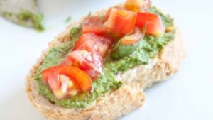 Crostini avocado pomodorini
