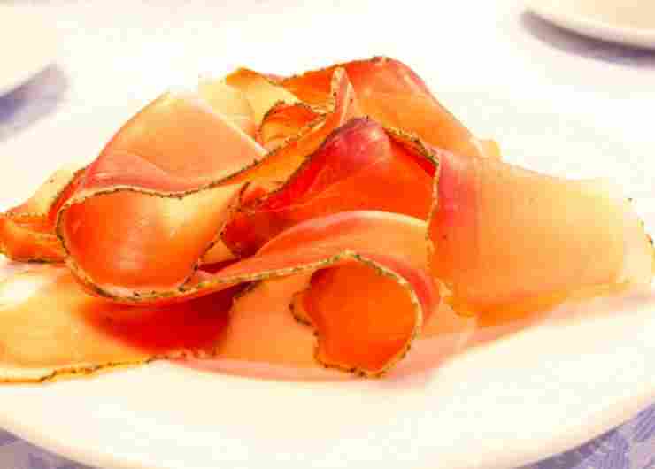 Fette sottili di speck