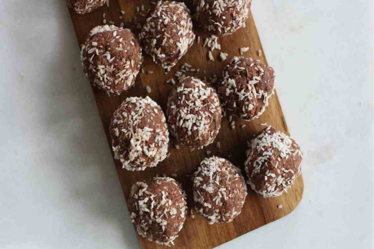 palline di cocco, ricotta e cacao su un tagliere