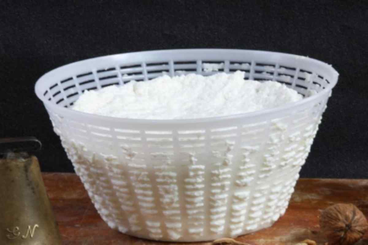 ricotta fresca su un tavolo