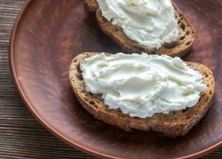 Ricotta spalmata sul pane 