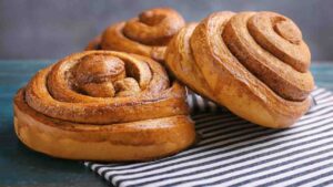 cinnamon rolls in friggitrice ad aria