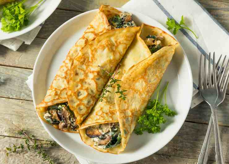 crespelle ai funghi in piatto
