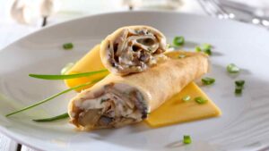 crespelle ai funghi in un piatto