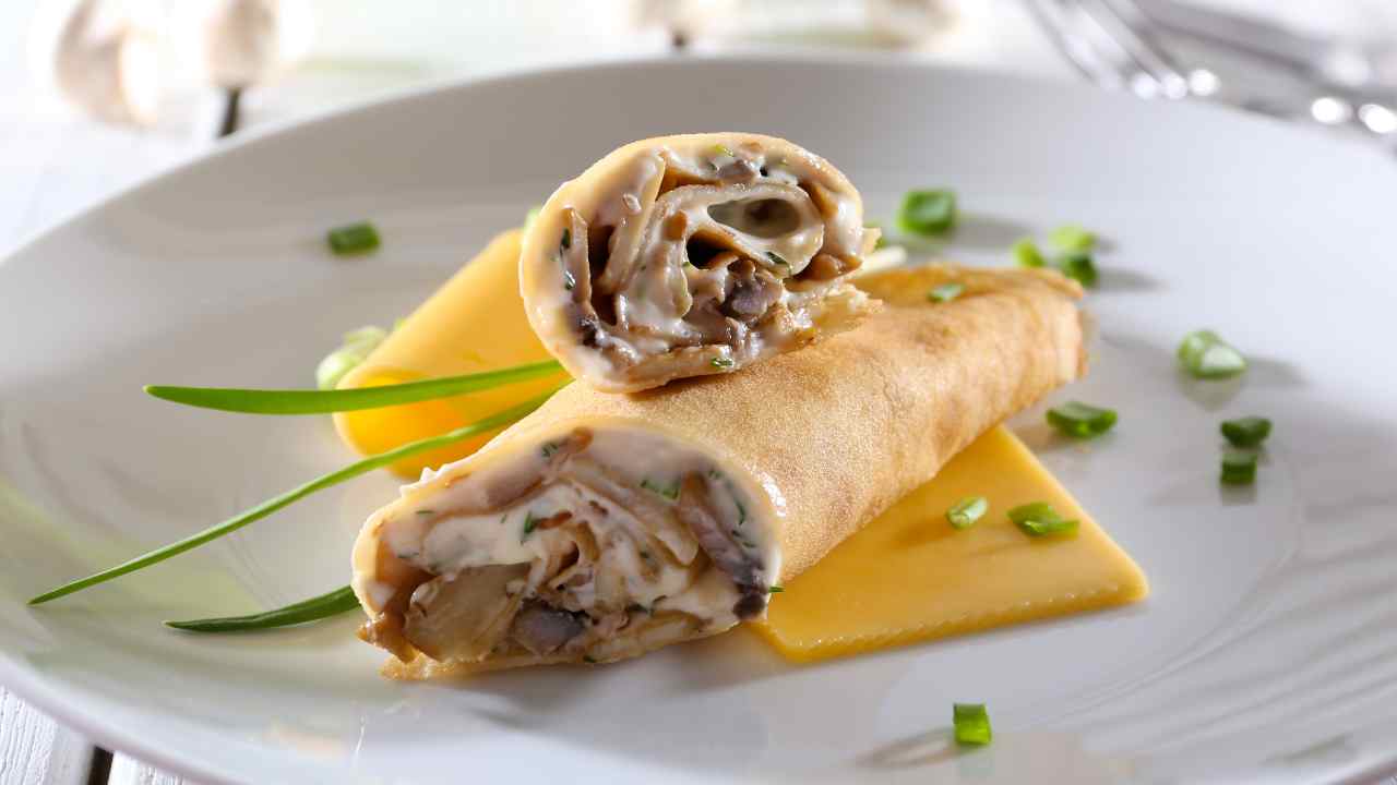 crespelle ai funghi in un piatto