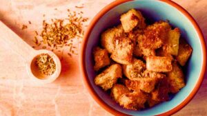 crostini di pane in ciotola