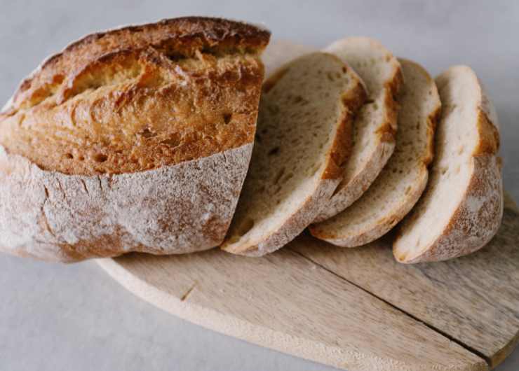 pane su tagliere