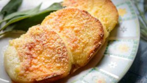 gnocchi alla romana in un piatto
