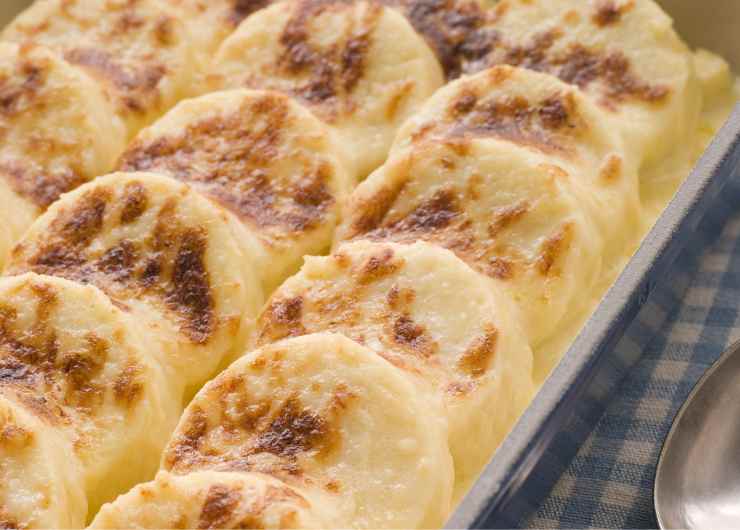 gnocchi alla romana in una teglia