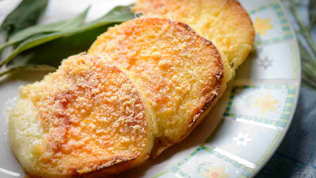 gnocchi alla romana in un piatto