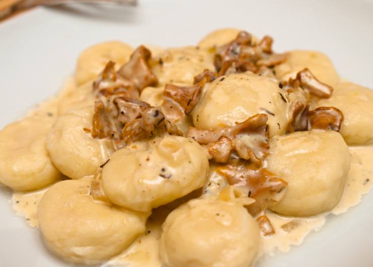gnocchi con crema e funghi