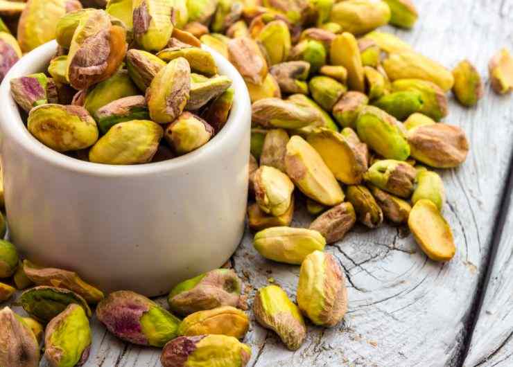 pistacchi sgusciati in una ciotolina
