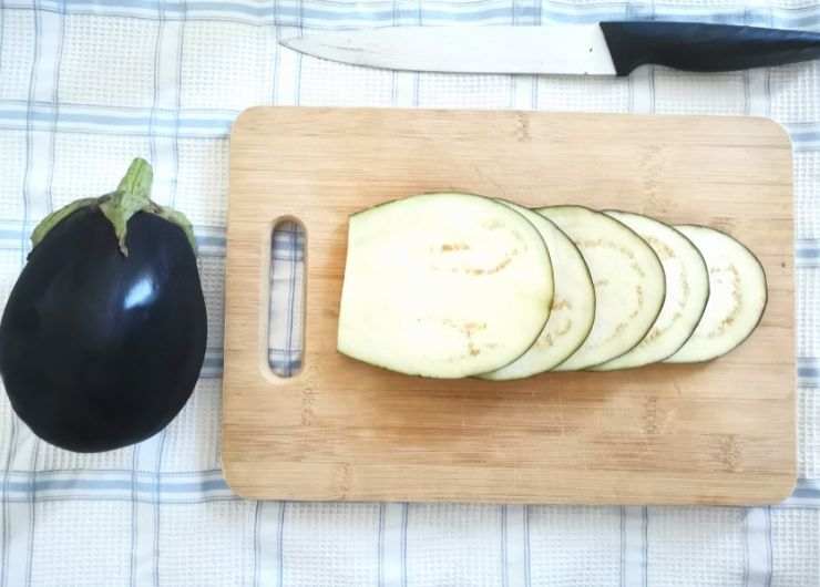 melanzana fette e tagliere di legno