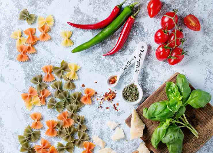 ingredienti pasta basilico pomodori peperoncino