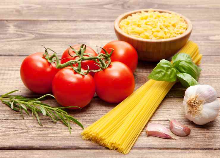 ingredienti spaghetti al pomodoro
