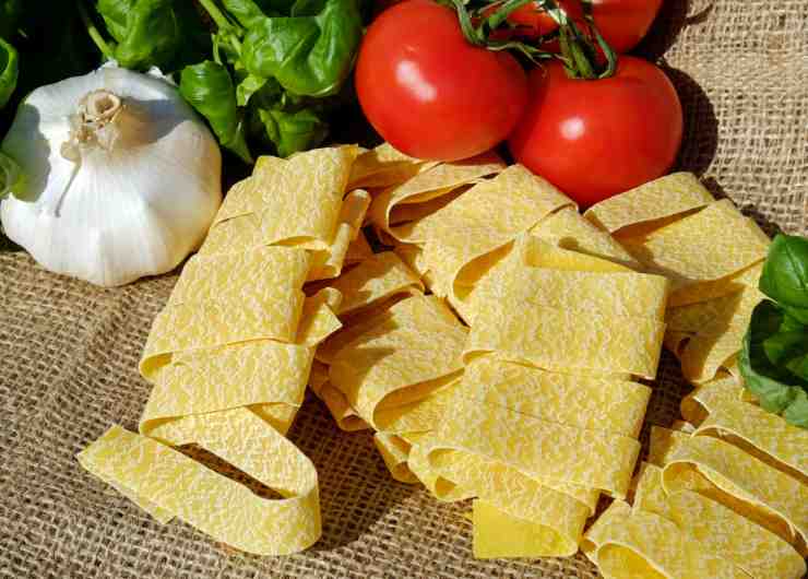 tagliatelle aglio basilico pomodori