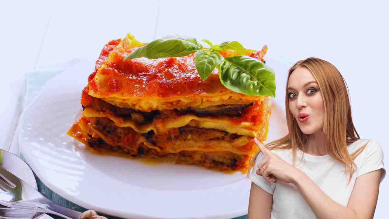 lasagne alla norma e donna che indica