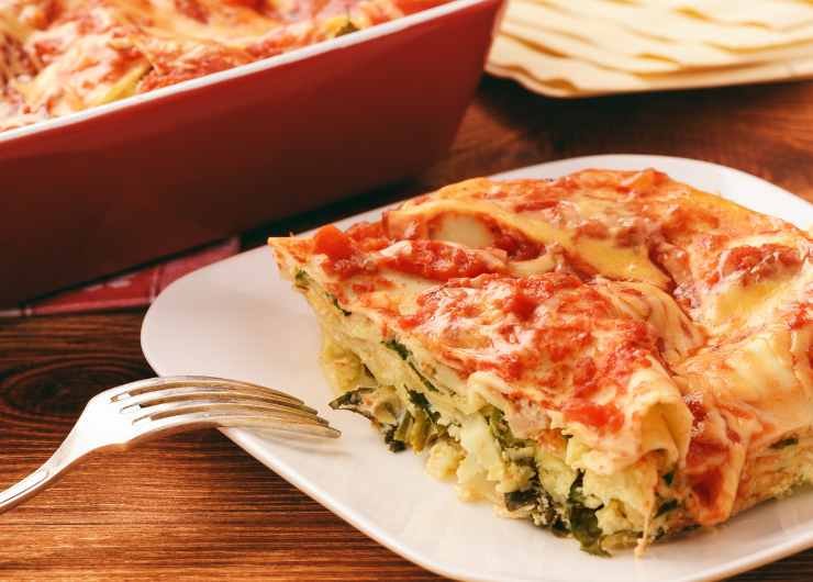 una fetta di lasagne con spinaci e ricotta
