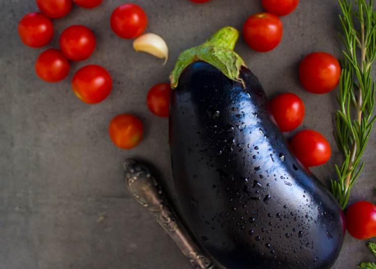melanzana, pomodorini e aglio