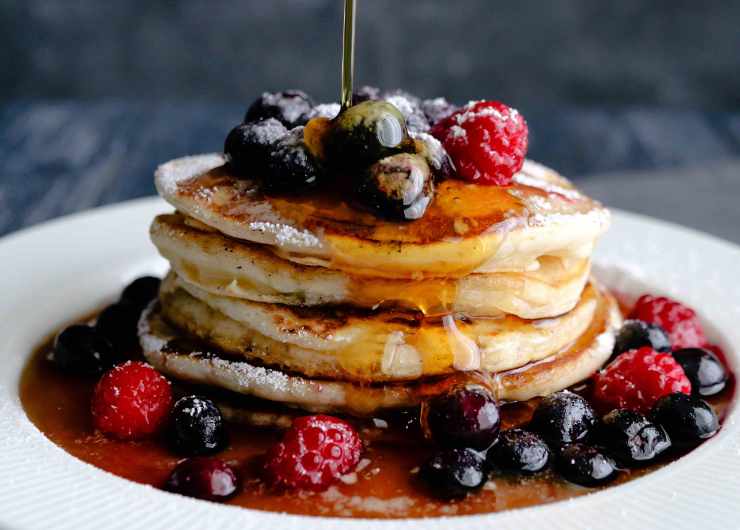 pancake sciroppo d'acero e frutta fresca