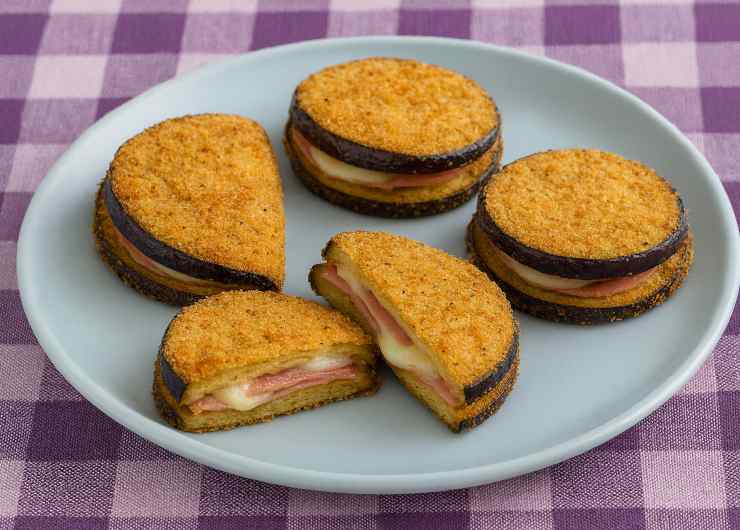 panzerotti di melanzane sul un piatto