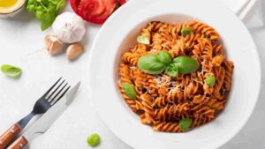 pasta pomodoro basilico in un piatto