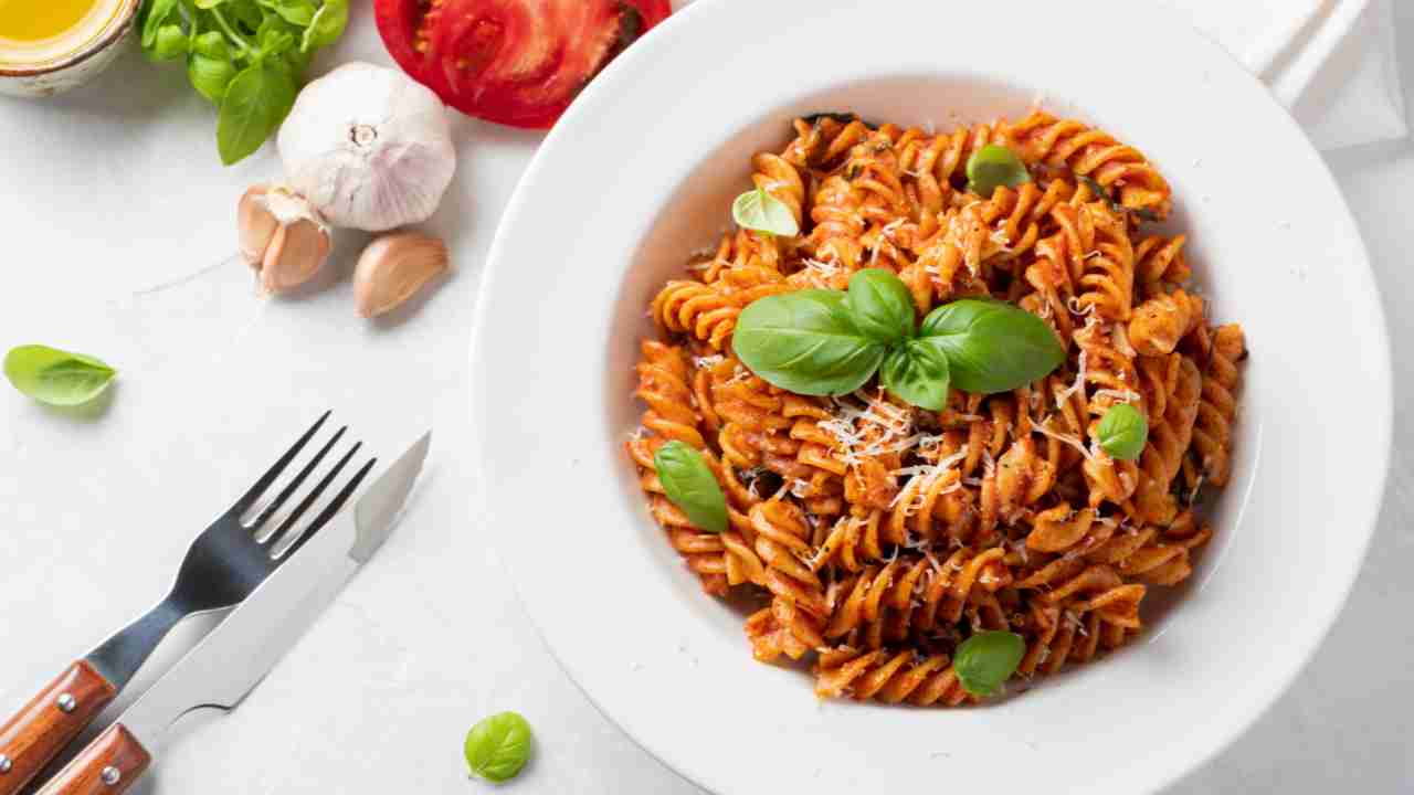pasta pomodoro basilico in un piatto