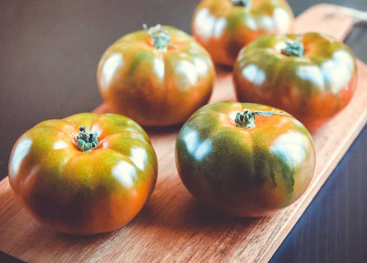 pomodori su tagliere