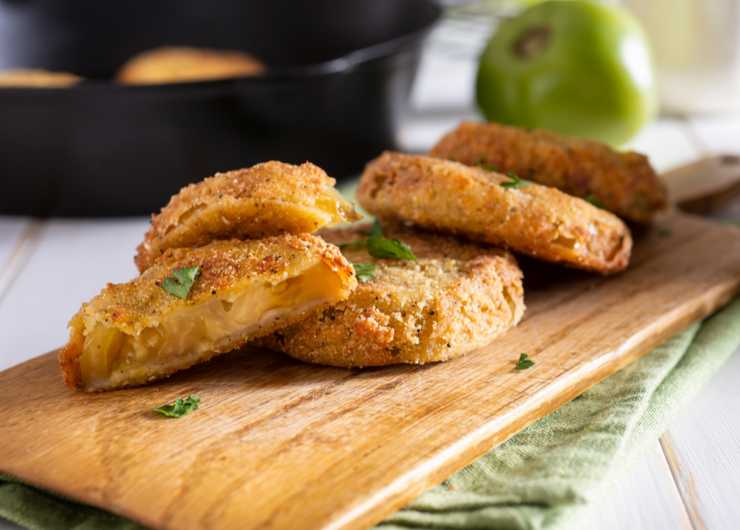pomodori fritti su tagliere di legno