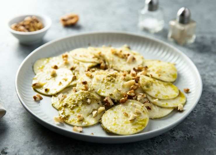 piatto con carpaccio di zucchine