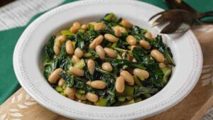 cicoria e fagioli in un piatto