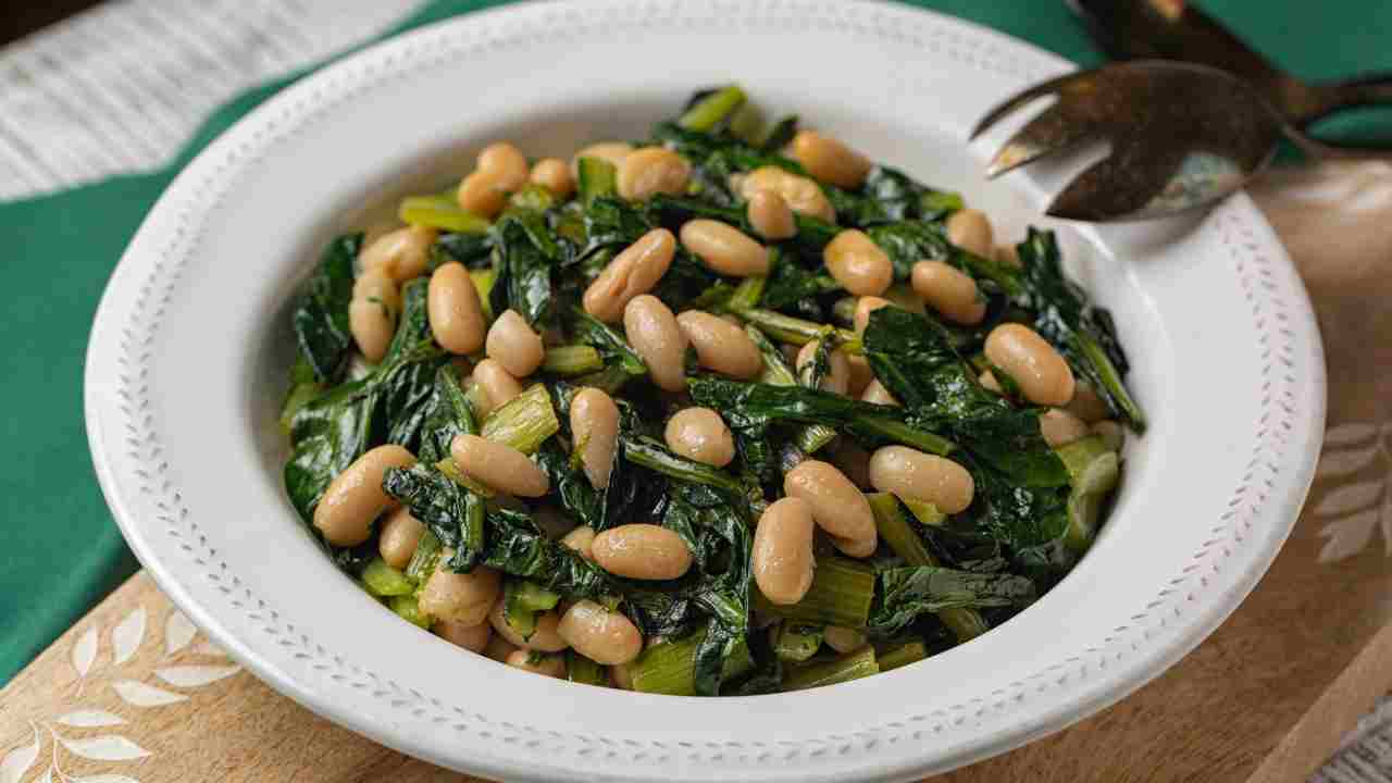 cicoria e fagioli in un piatto