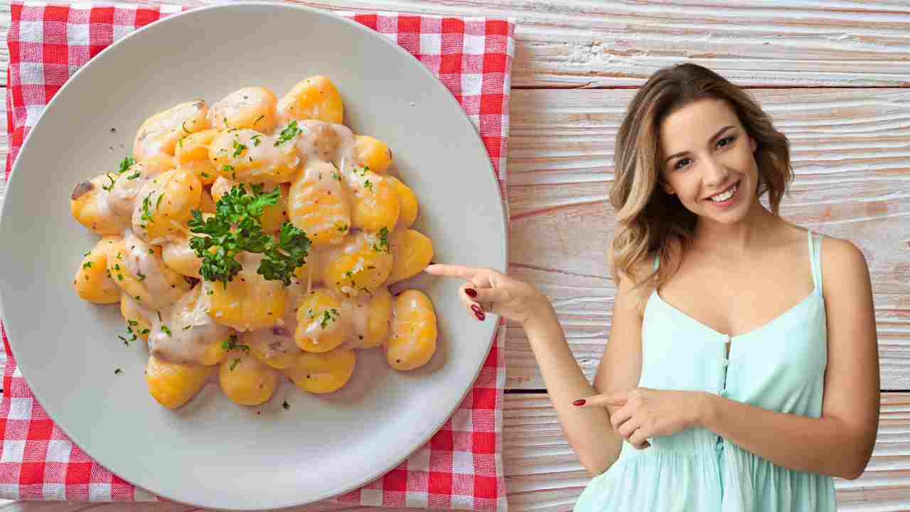 piatto di gnocchi con crema di funghi donna che indica