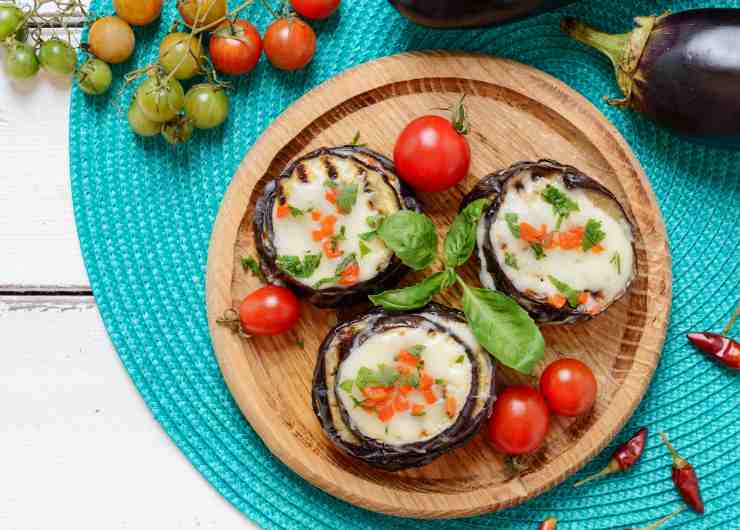 melanzane caprese in un piatto