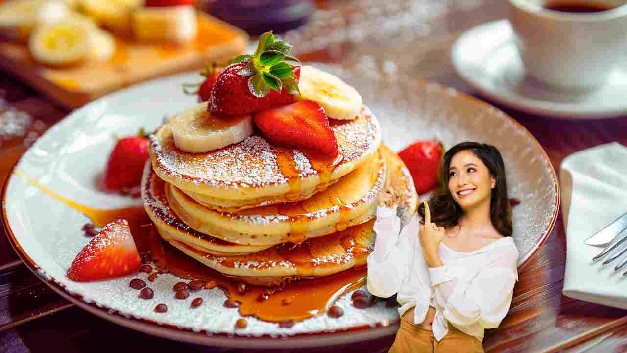 pancake sciroppo acero frutta donna che indica