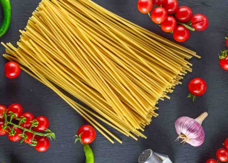 ingredienti spaghetti pomodorini aglio