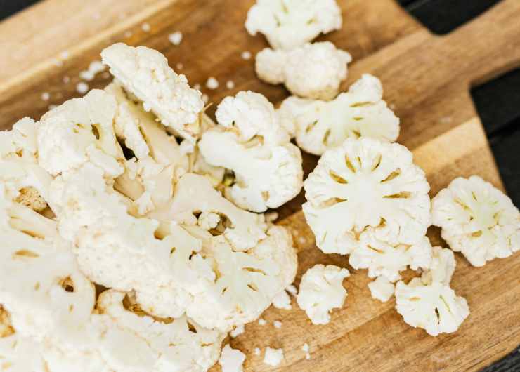 cime cavolfiori su tagliere