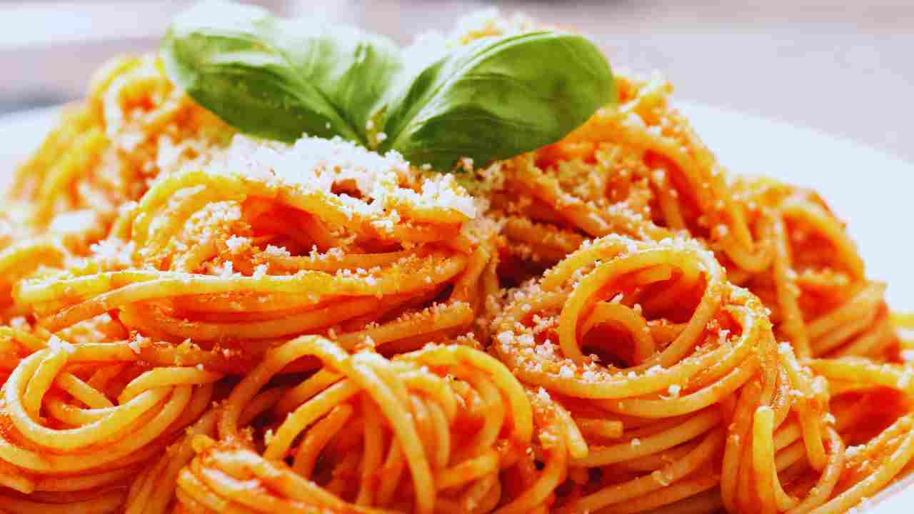 spaghetti al pomodoro e basilico