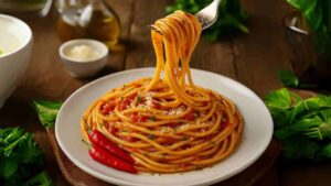 spaghetti alla corte d'assise in un piatto con forchetta