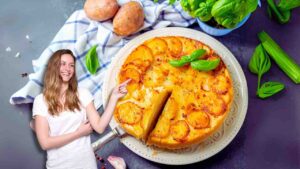 torta di patate donna che indica