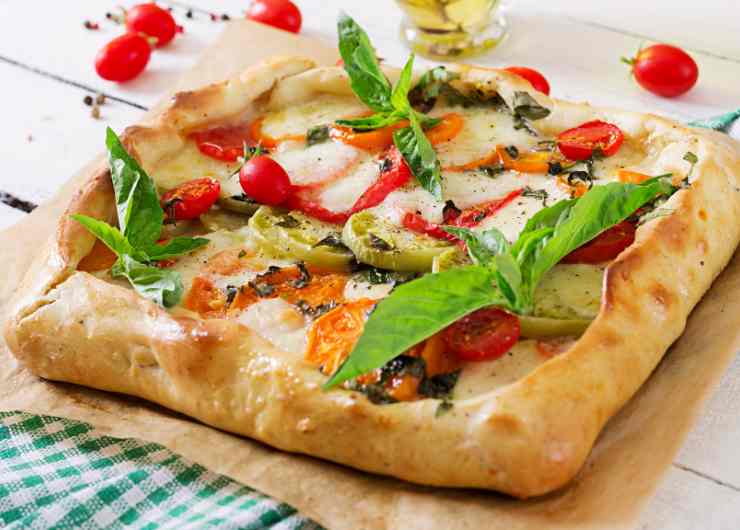 torta salata pomodoro mozzarella e basilico
