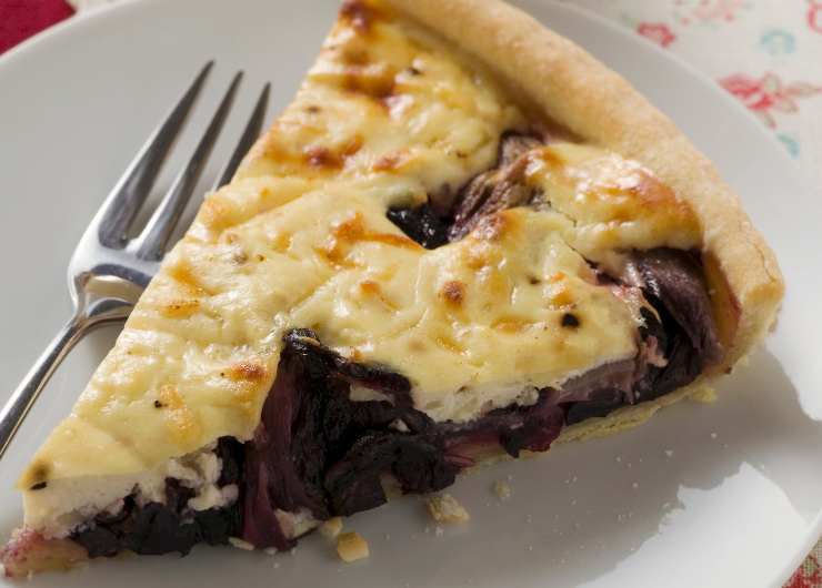 fetta di torta salata al radicchio