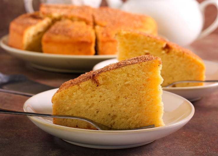 fetta di torta alta e soffice