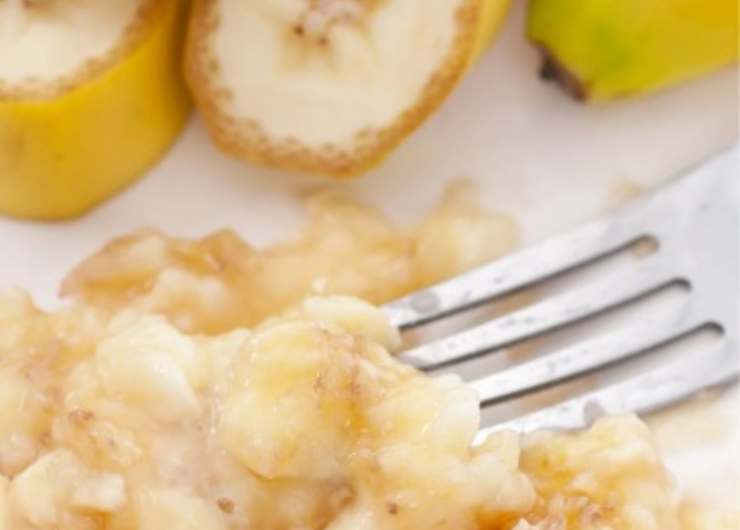 Banana schiacciata con una forchetta