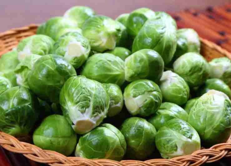 Cavoletti di Bruxelles in un cesto