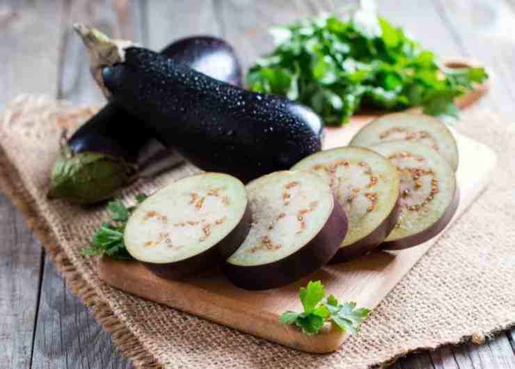 Melanzane su tagliere