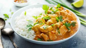 Straccetti di pollo al curry con riso