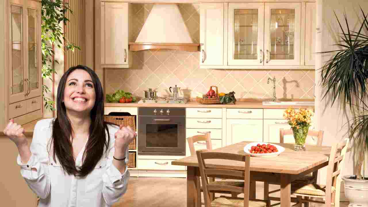cucina in ordine e pulita donna felice