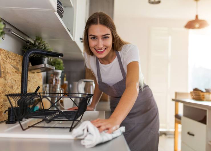 donna pulisce cucina