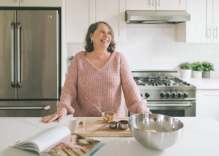 donna felice in cucina